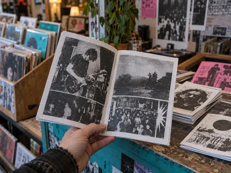 Illustration éditoriale : Fanzine photocopié consulté dans un disquaire