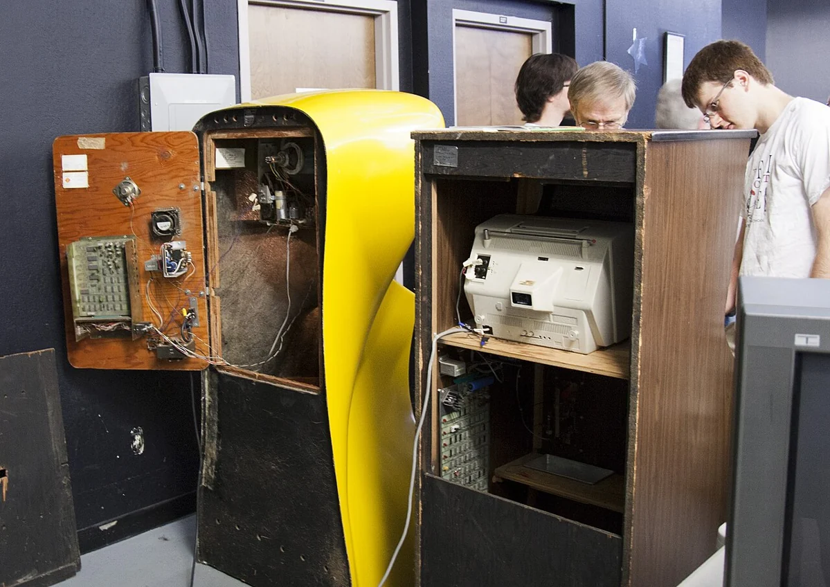 Dos des bornes d’arcade Pong et Computer Space