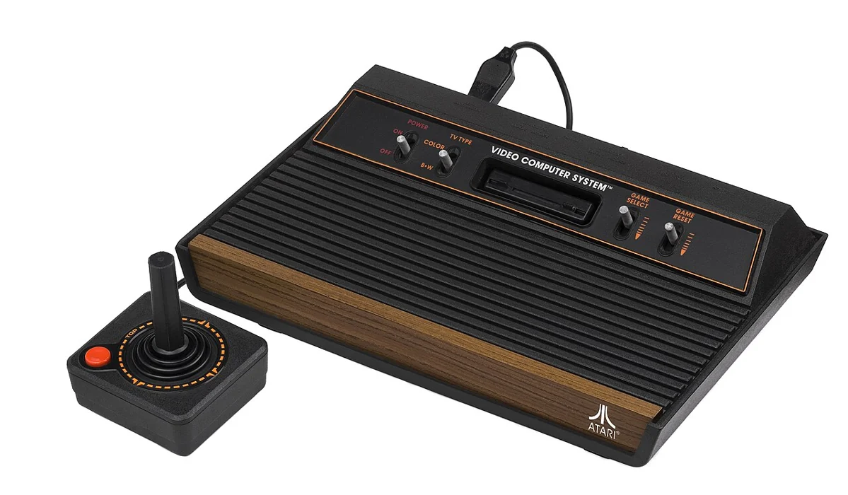Console Atari 2600 à façade bois, avec manette et cartouche