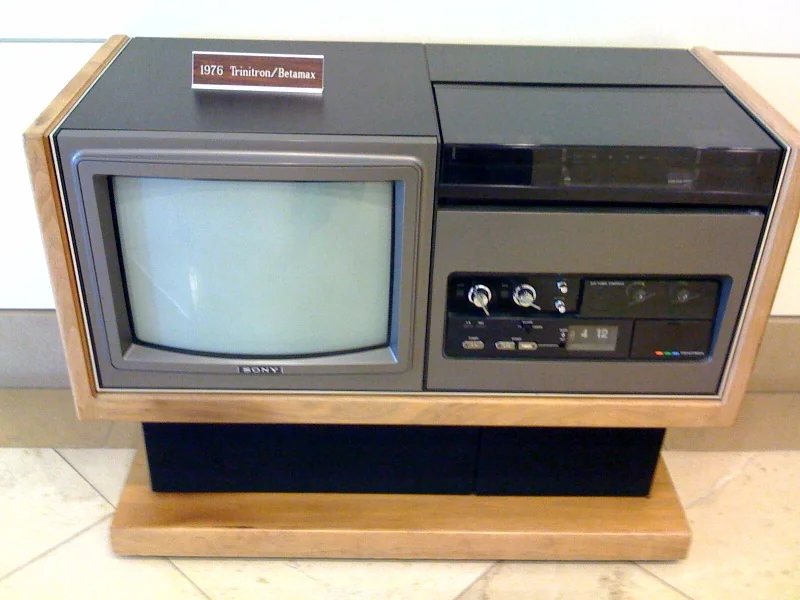 Ensemble téléviseur Sony Trinitron et magnétoscope Betamax