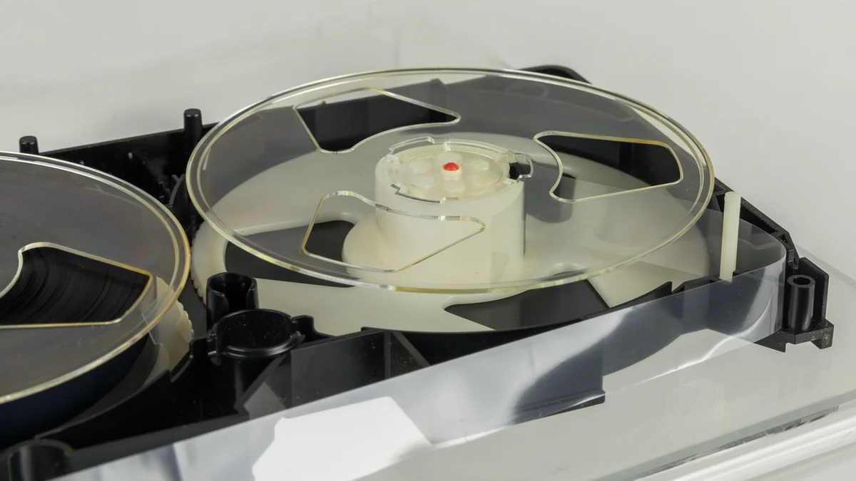 Détail d’une cassette VHS montrant la bande transparente en fin de ruban