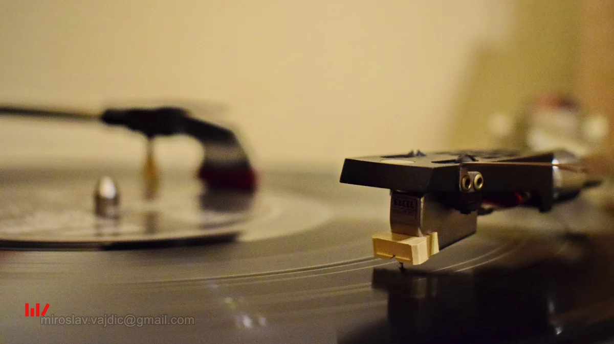 Cellule et bras d’une platine Pioneer PL-200 lisant un disque vinyle